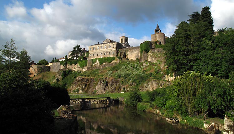 Parthenay : la citadelle vue du faubourg Saint Paul (©Huort Christophe)