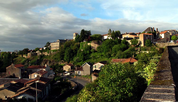 Parthenay : les remparts et la citadelle (©Huort Christophe)