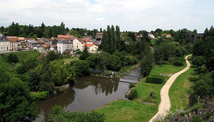 Parthenay : les rives du Thouet (©Huort Christophe)