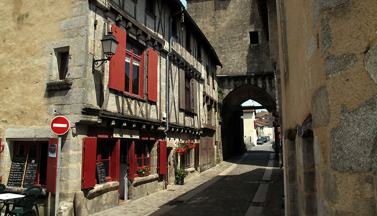 Vieux Parthenay : la porte Saint Jacques (©Huort Christophe)