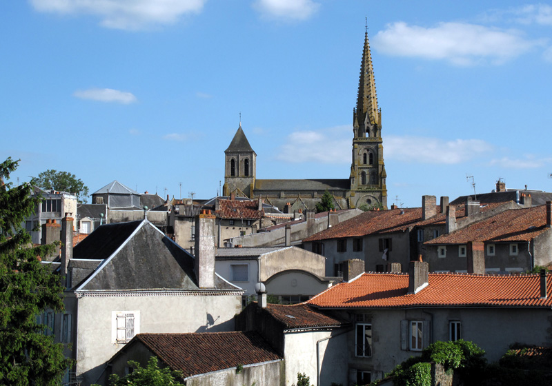 View of the old town of Parthenay (79) - www.huort-ch.com