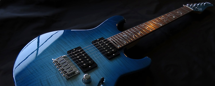 The Liberty model | The "Rock" version with hard tail bridge-tailpiece (Cyan burst finish)